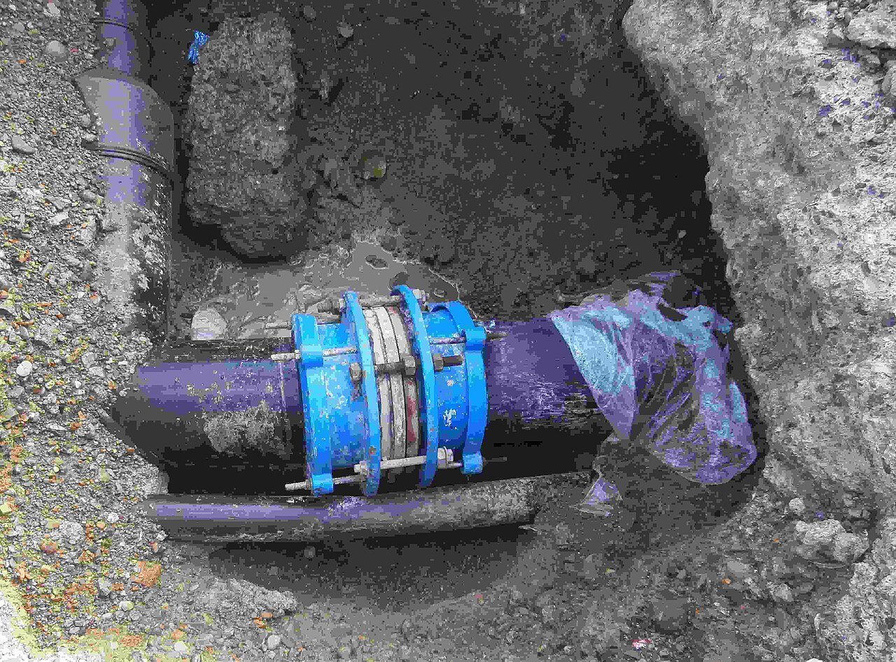 Repaired pressurised pipe with visible repair geometry — the alternatives to live sealing involve isolating and draining the system
