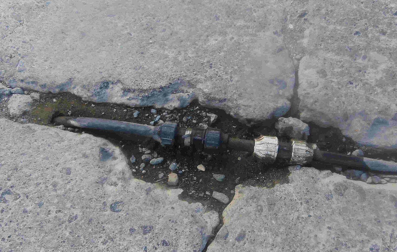 Repaired section of a pressurised industrial pipe — evidence that containing a leak under operating conditions restores service without a shutdown