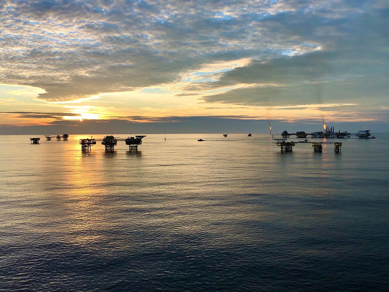 Offshore production facility with process modules and interconnecting pipework — asset type and access constraints strongly influence emergency leak online sealing cost