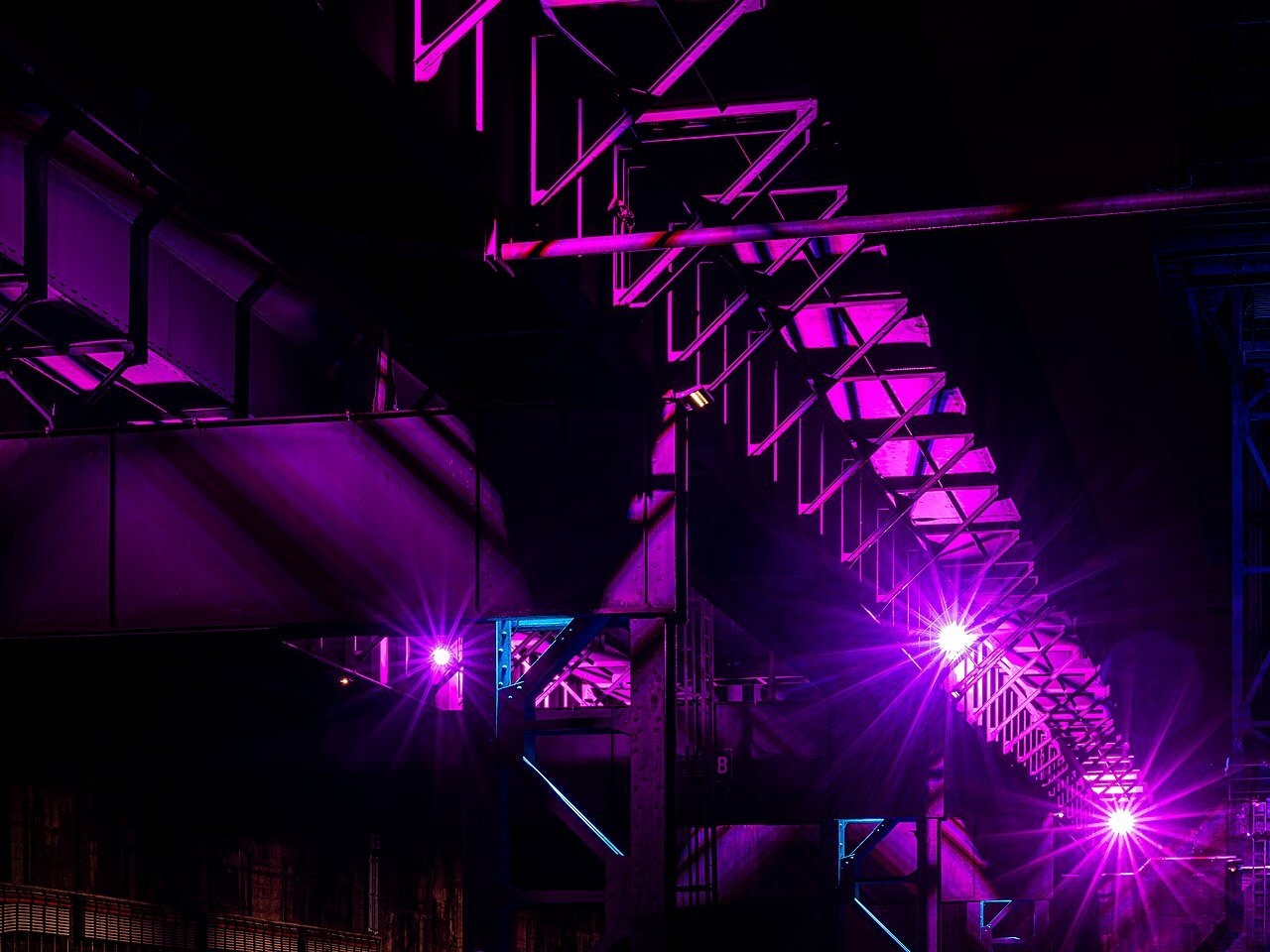 Heavy industrial pipework and process structures in a steel plant, illustrating the congested access conditions that shape leak response planning