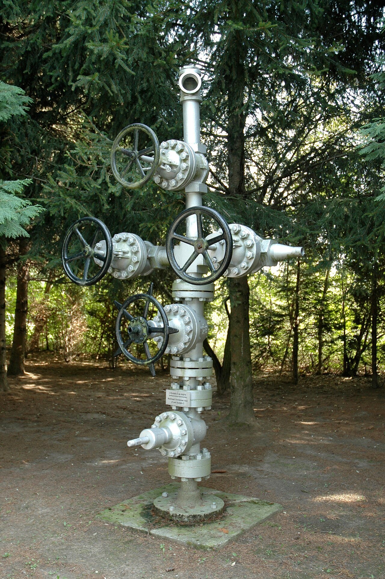 Bolted wellhead valve assembly with flanged outlets, the kind of pressurised equipment that requires online sealing rather than shutdown isolation