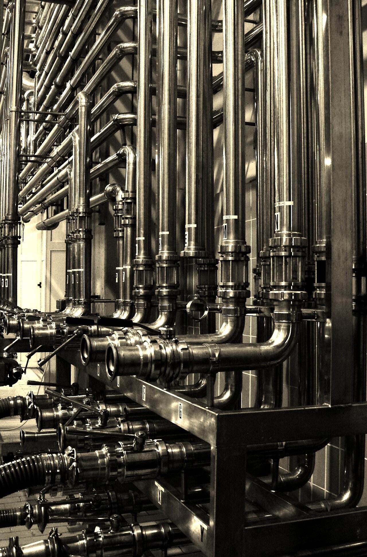 Manifold of process pipelines and valve stations at an industrial facility — the kind of dense pipework where isolation is impractical and online sealing is required